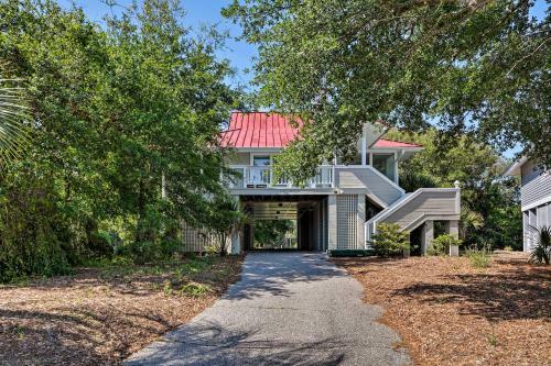Breezy Southern Retreat With Deck - Walk To Beach!