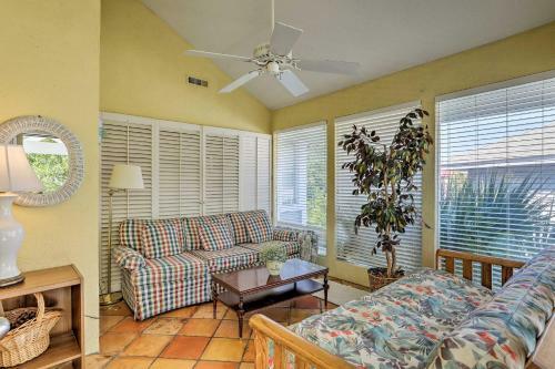 Breezy Southern Retreat With Deck - Walk To Beach!