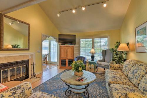 Breezy Southern Retreat With Deck - Walk To Beach!