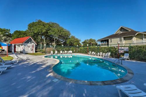 Breezy Southern Retreat With Deck - Walk To Beach!