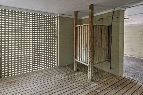 Breezy Southern Retreat With Deck - Walk To Beach!