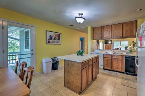 Breezy Southern Retreat With Deck - Walk To Beach!