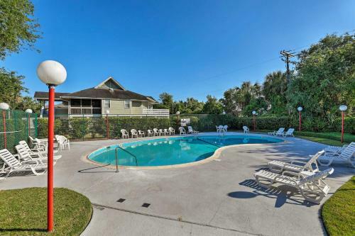 Breezy Southern Retreat With Deck - Walk To Beach!