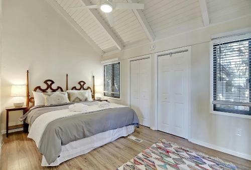 Updated Seabrook Villa -- Near Beach & Pool! Villa