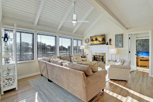 Updated Seabrook Villa -- Near Beach & Pool! Villa