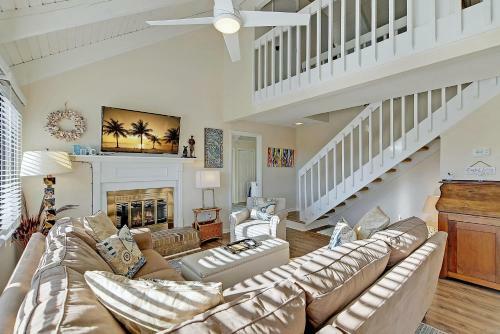 Updated Seabrook Villa -- Near Beach & Pool! Villa