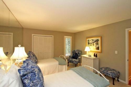 7 Edgewater Ally