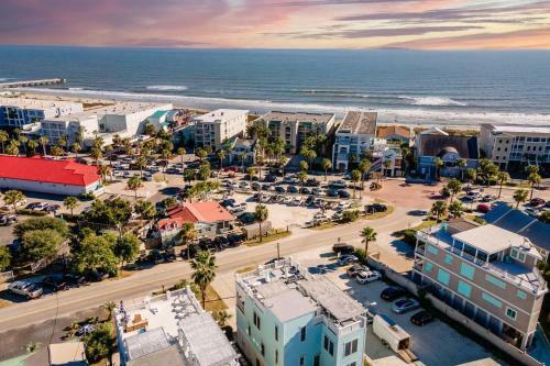Sand Dune & Sea Shell - 2 Home Rental W 12 Brs