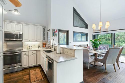 4587 Parkside Villa
