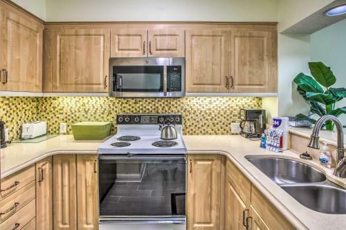 Apartamento Beautiful Lakefront Condo - 5 Min Walk To Beach!