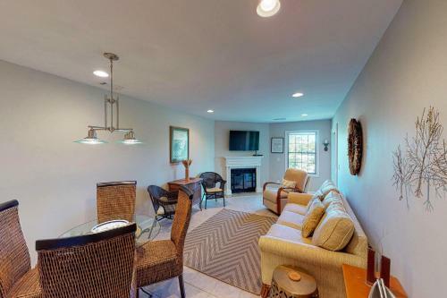 2123 Bay Point