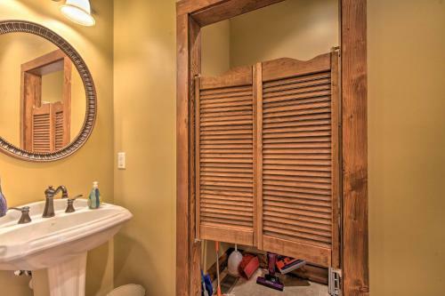Spacious Family Retreat Steps To Lake Keowee