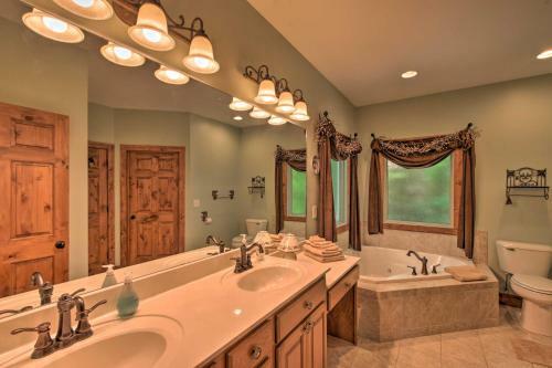 Spacious Family Retreat Steps To Lake Keowee
