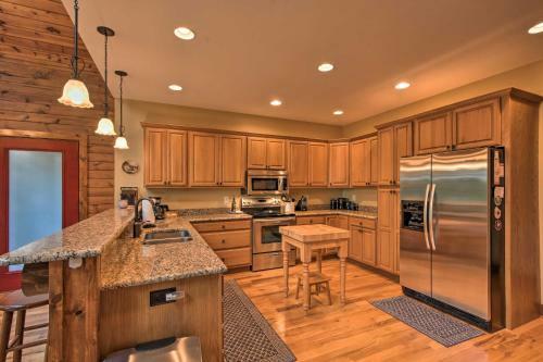 Spacious Family Retreat Steps To Lake Keowee
