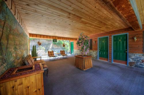 Hotel Cedar Wood Inn