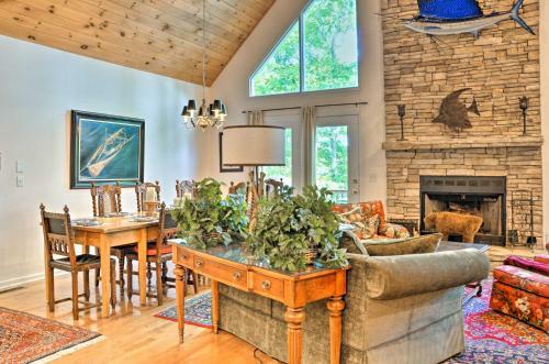 Picturesque Lake Hartwell Home With Pool And Golf Access!