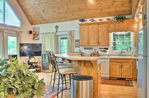 Picturesque Lake Hartwell Home With Pool And Golf Access!