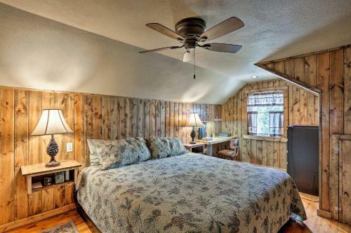 Cozy Custer Cottage With Deck Walk To Shops And Food!