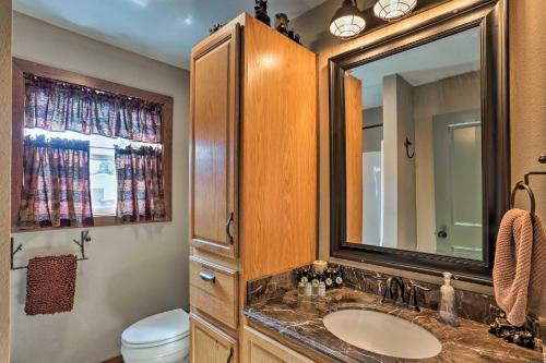 Cozy Custer Cottage With Deck Walk To Shops And Food!