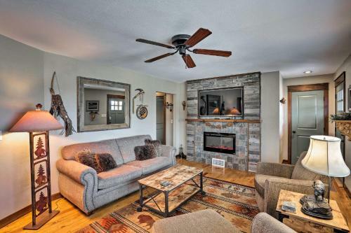 Cozy Custer Cottage With Deck Walk To Shops And Food!