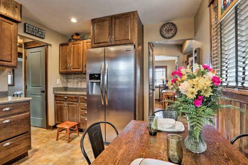 Cozy Custer Cottage With Deck Walk To Shops And Food!
