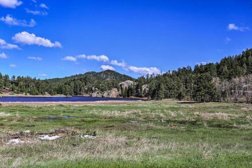 Cozy Custer Cottage With Deck Walk To Shops And Food!