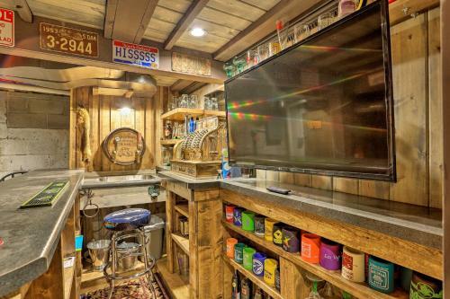 Cozy Custer Cottage With Deck Walk To Shops And Food!