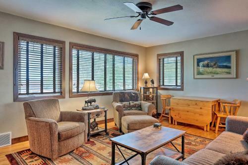 Cozy Custer Cottage With Deck Walk To Shops And Food!