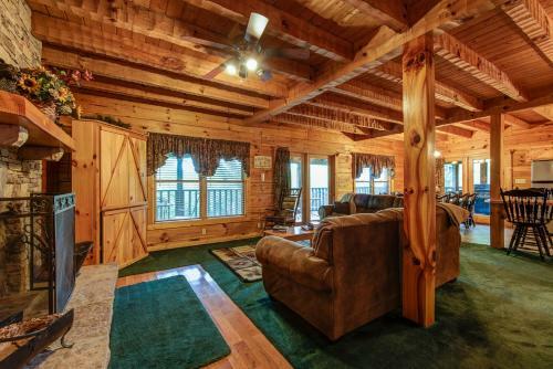 Douglas Lake Hilltop Hideaway