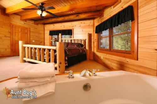 Swimmin With Bears #375 By Aunt Bug's Cabin Rentals