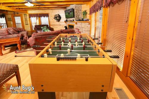 Swimmin With Bears #375 By Aunt Bug's Cabin Rentals