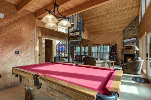 Dreams & Streams, 2 Bedrooms, Jetted Tub, Pool Table, Arcade, Sleeps 8