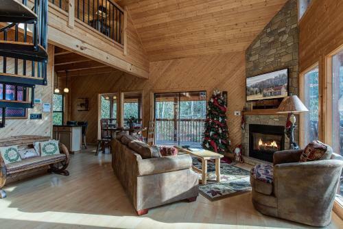 Dreams & Streams, 2 Bedrooms, Jetted Tub, Pool Table, Arcade, Sleeps 8
