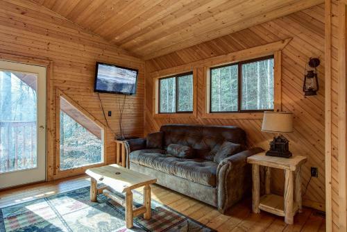 Dreams & Streams, 2 Bedrooms, Jetted Tub, Pool Table, Arcade, Sleeps 8