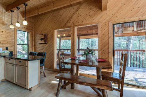 Dreams & Streams, 2 Bedrooms, Jetted Tub, Pool Table, Arcade, Sleeps 8