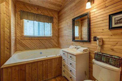 Dreams & Streams, 2 Bedrooms, Jetted Tub, Pool Table, Arcade, Sleeps 8