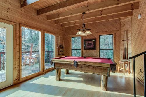 Dreams & Streams, 2 Bedrooms, Jetted Tub, Pool Table, Arcade, Sleeps 8