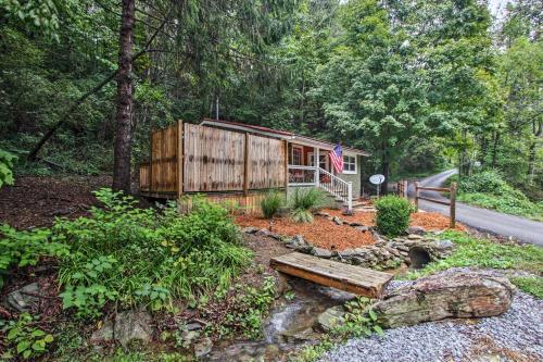 Rustic Cabin With Hot Tub And Deck About 10 Mi To Dollywood