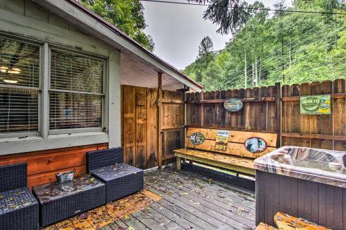 Rustic Cabin With Hot Tub And Deck About 10 Mi To Dollywood