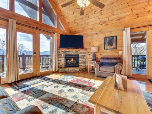 Timeless Mountain View, 3 Bedrooms, Pool Access, Hot Tub, Arcade, Sleeps 10