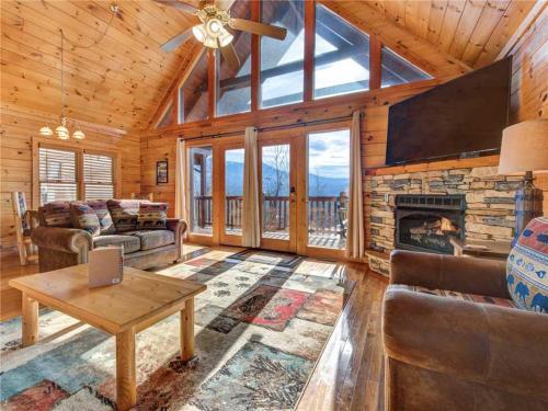 Timeless Mountain View, 3 Bedrooms, Pool Access, Hot Tub, Arcade, Sleeps 10