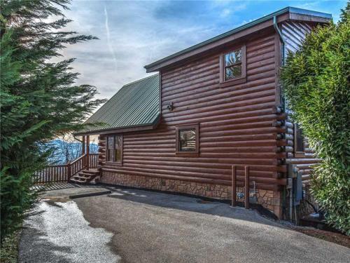 Timeless Mountain View, 3 Bedrooms, Pool Access, Hot Tub, Arcade, Sleeps 10