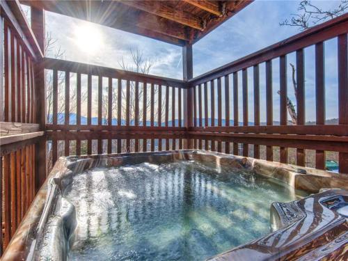 Timeless Mountain View, 3 Bedrooms, Pool Access, Hot Tub, Arcade, Sleeps 10