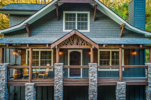 Noir Pine Creekside Chalet