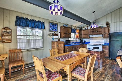 Secluded Mtn-view Cabin With Deck, 2mi To Gatlinburg