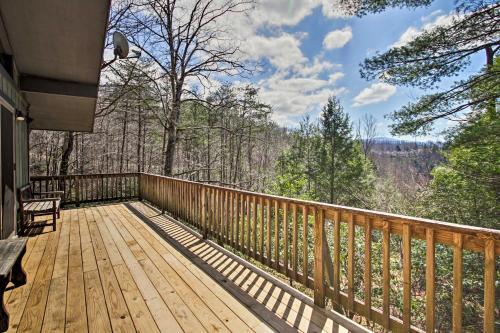 Secluded Mtn-view Cabin With Deck, 2mi To Gatlinburg