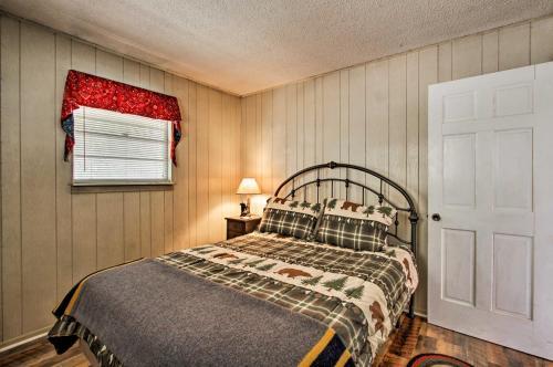 Secluded Mtn-view Cabin With Deck, 2mi To Gatlinburg