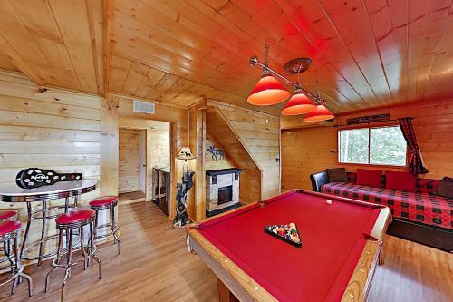 Bear Mountain Retreat - Big Views, Spa, Game Room Home