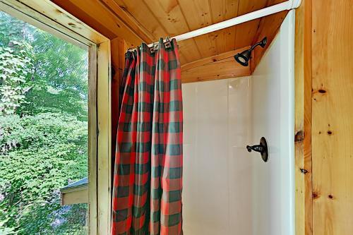 Bear Mountain Retreat - Big Views, Spa, Game Room Home