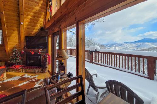 Bear Mountain Retreat - Big Views, Spa, Game Room Home